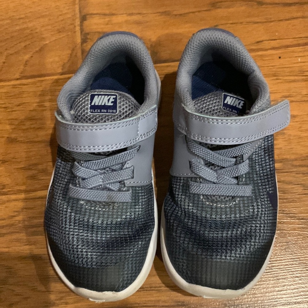 Girl Nike flex shoes